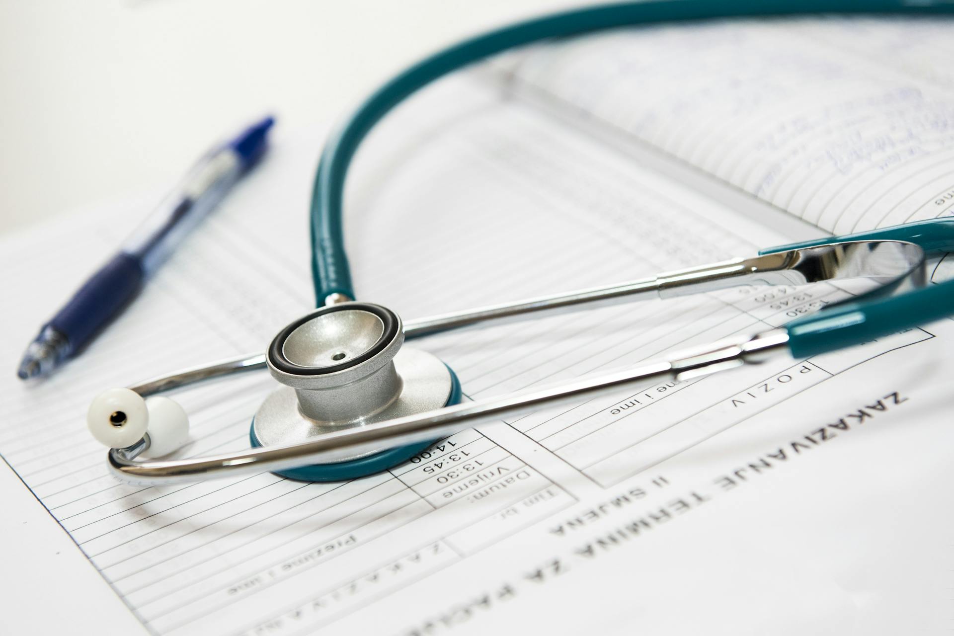 Fonendoscopio sobre documentos médicos