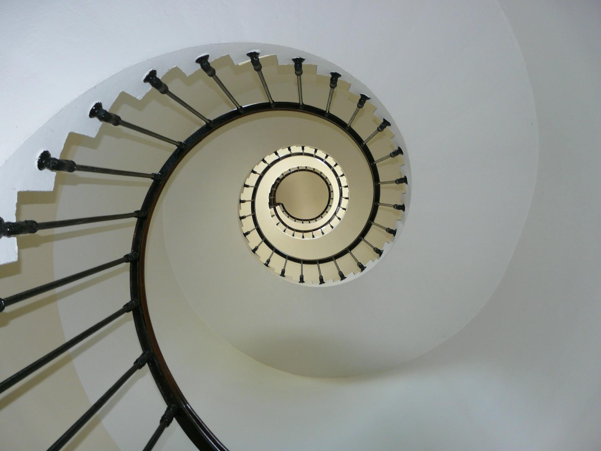 Escalera en espiral blanca