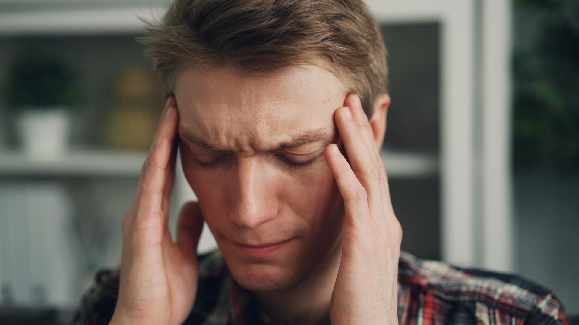 Hombre con dolor de cabeza